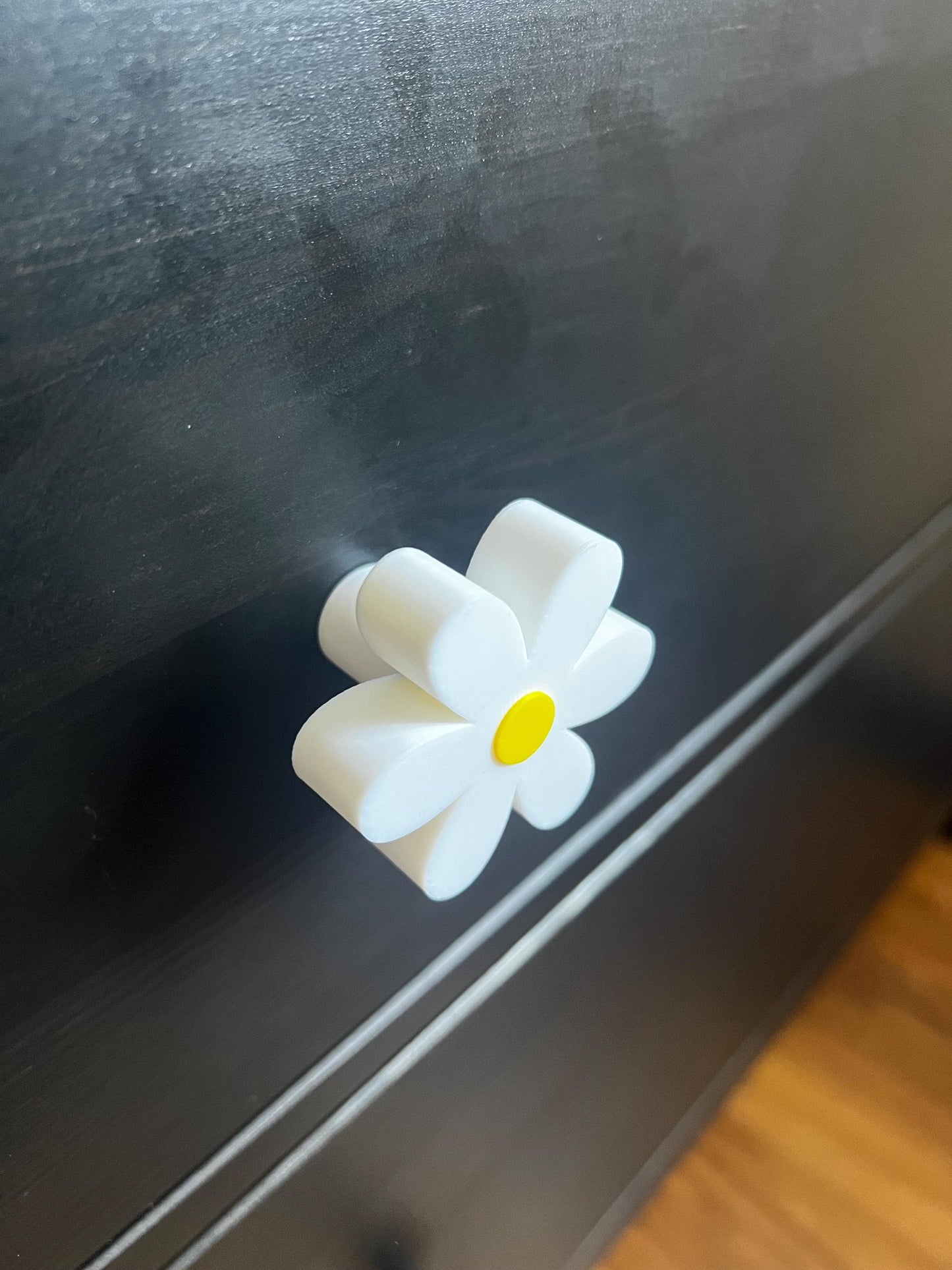 Daisy Drawer Knob – Whimsical White Flower Cabinet Pull with Yellow Center