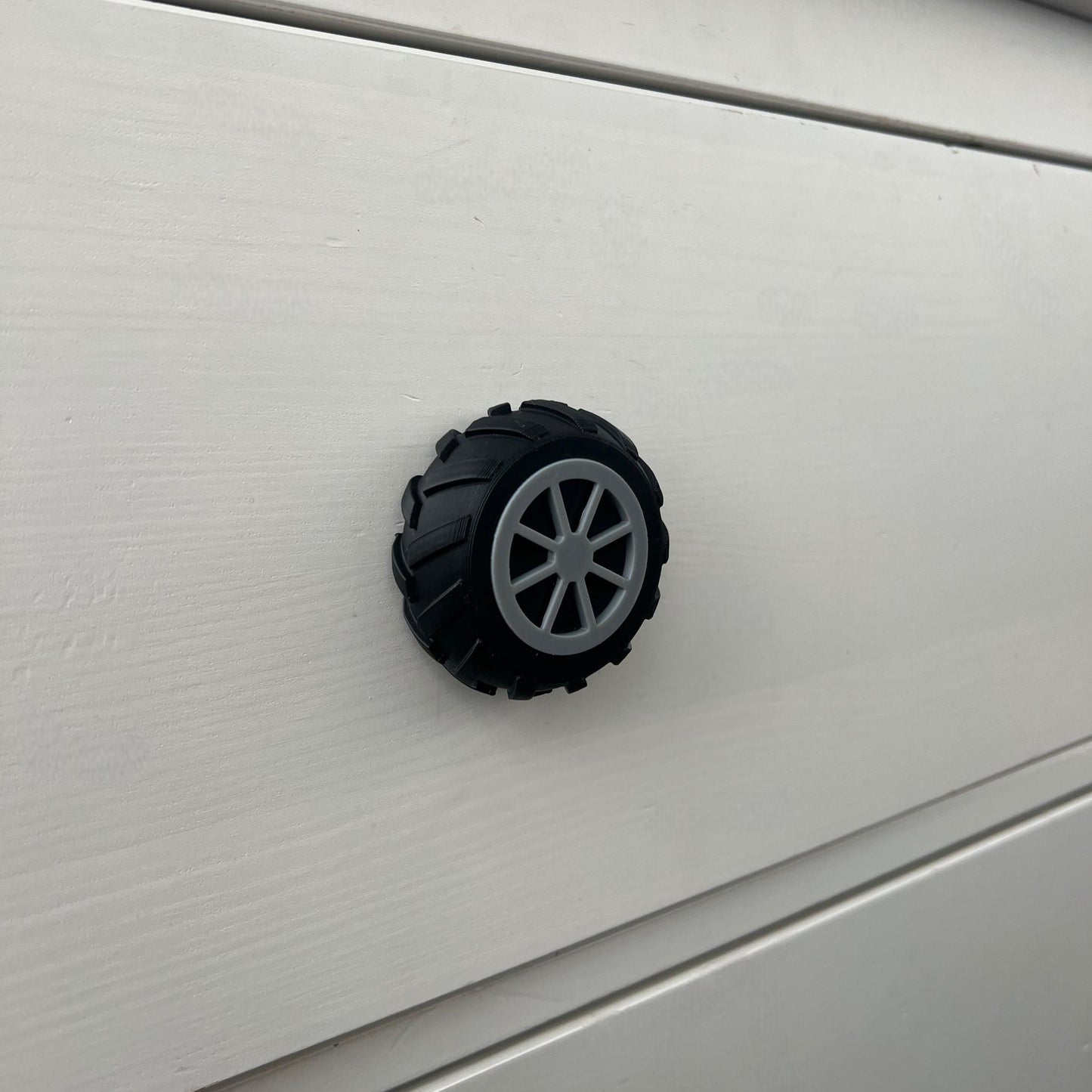 Tire Drawer Pull 3D Printed – Fun Car-Themed Cabinet Handle for Kids’ Rooms & Playrooms