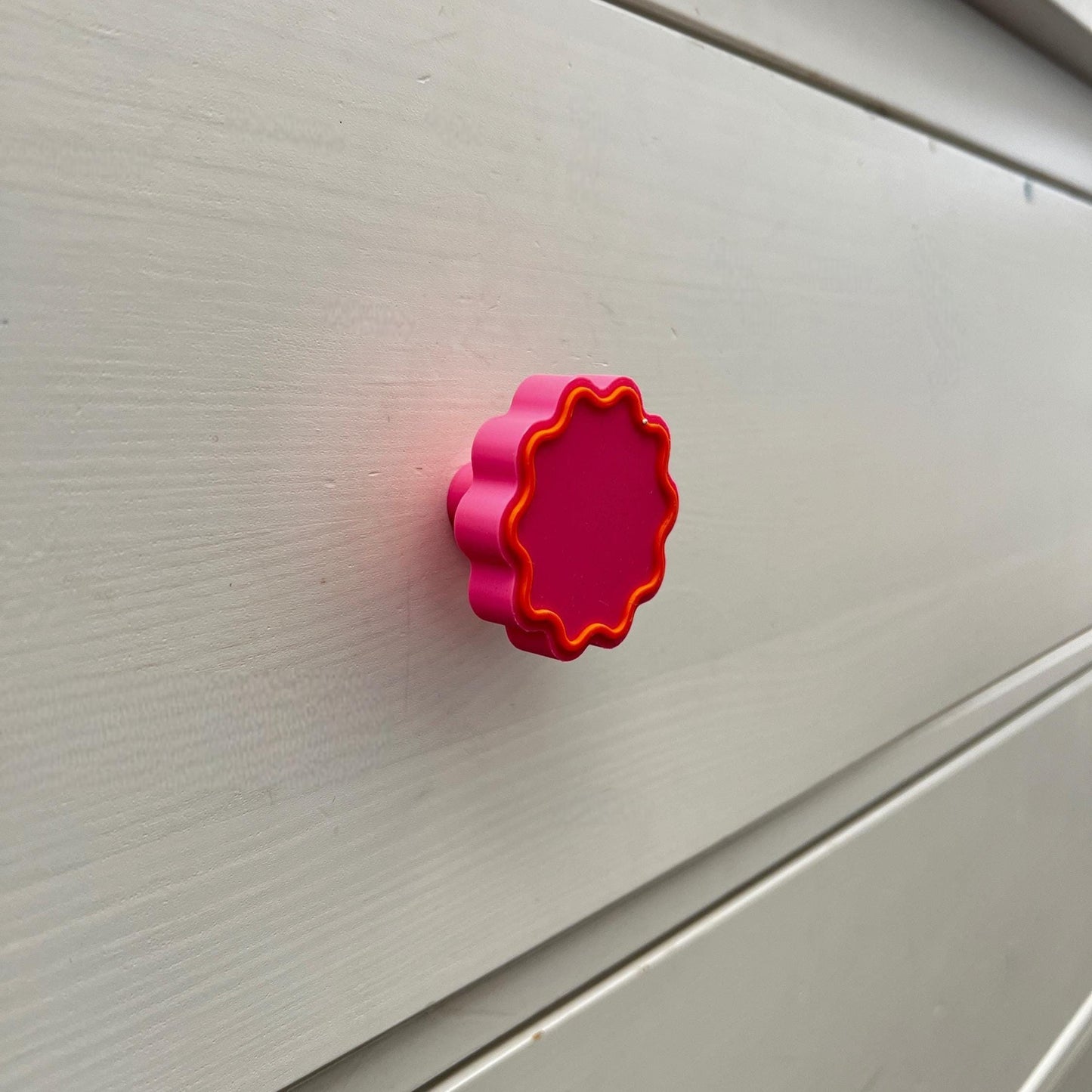 Retro Wavy Drawer Pulls – 3D Printed Cabinet Knobs in Pink & Orange – Modern Funky Hardware for Dressers and Cabinets