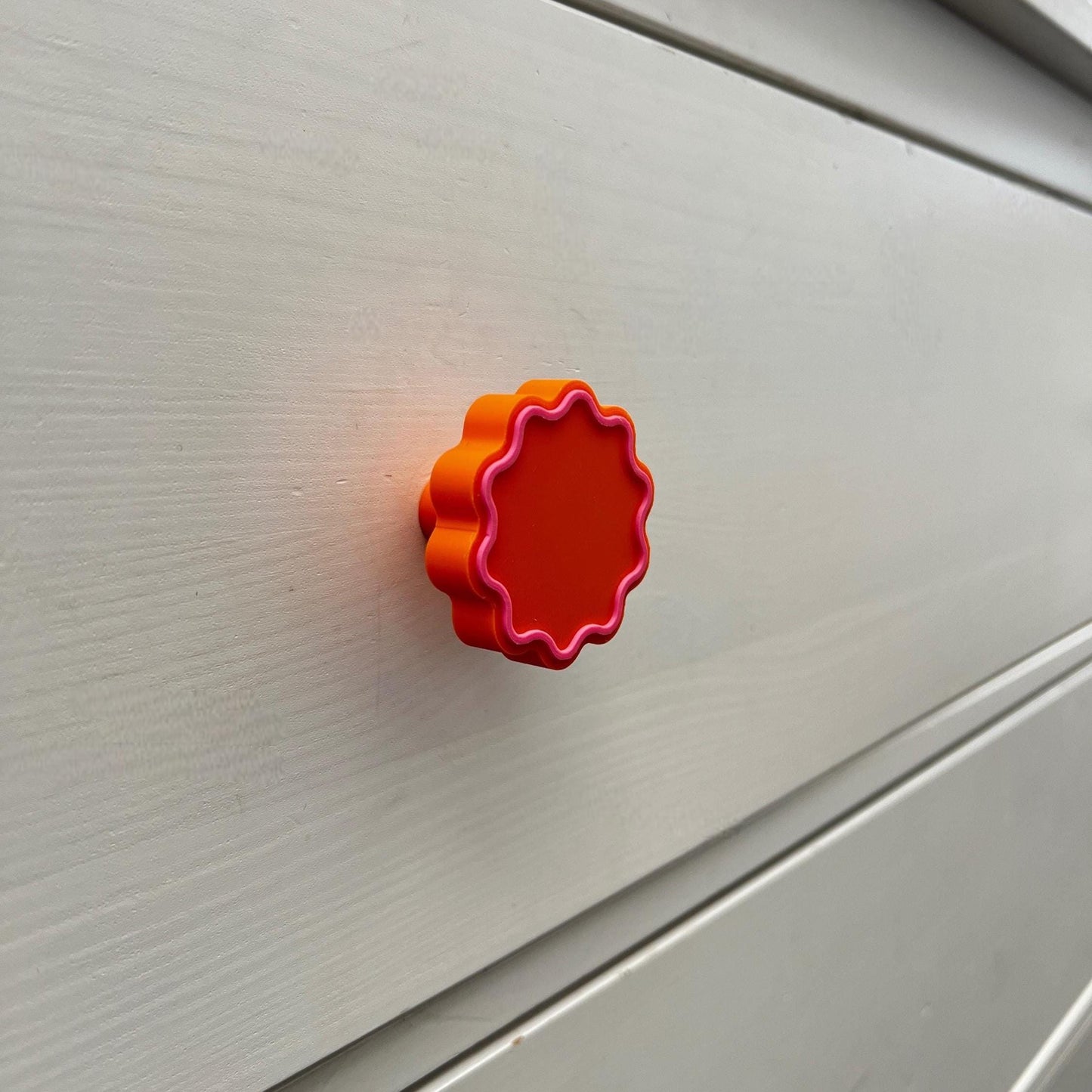 Retro Wavy Drawer Pulls – 3D Printed Cabinet Knobs in Pink & Orange – Modern Funky Hardware for Dressers and Cabinets